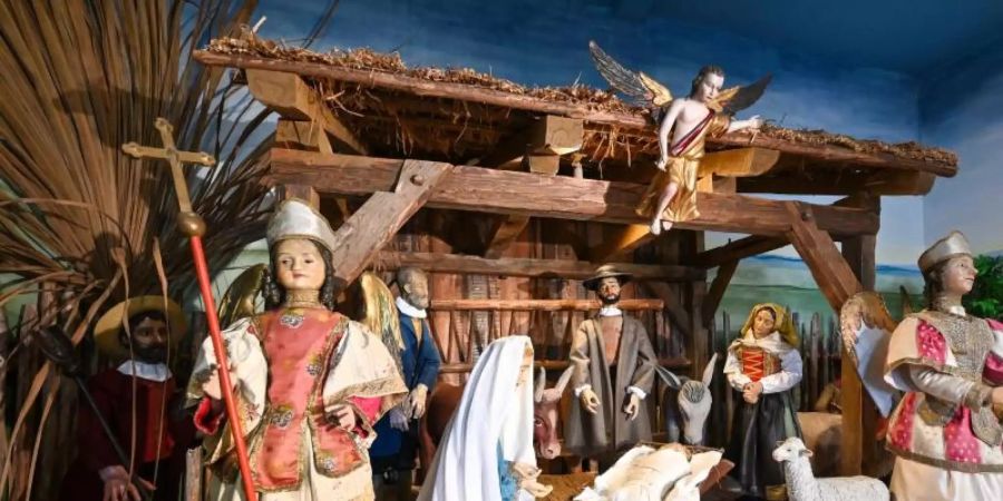 Die Barockkrippe mit mehreren Figuren ist im Foyer der Benediktierinnen-Abtei St. Erentraud in Kellenried aufgebaut. Die Figuren stammen aus dem 17. und 18. Jahrhundert aus dem Salzburger Land und gehörten ursprünglich zu unterschiedlichen Krippen. Foto: Felix Kästle/dpa