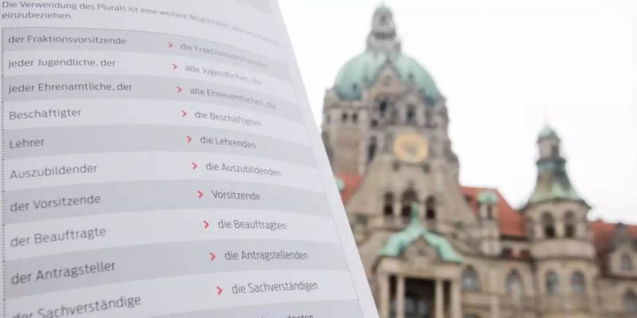 Ein Ausschnitt aus dem Flyer «Empfehlungen für eine geschlechtergerechte Verwaltungssprache». Foto: Julian Stratenschulte/dpa