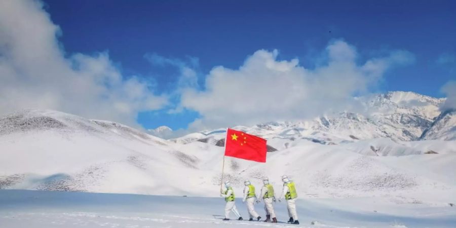 Chinesische Polizeibeamte Anfang Oktober an der Grenze von Xinjiang auf Patrouille