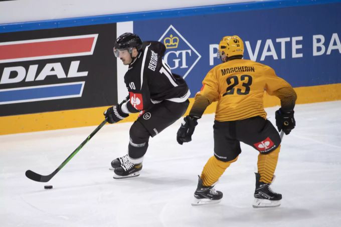 Adam Mascherin (r) spielte kurz nach seiner Verpflichtung in diesem Sommer gegen den HC Lugano in der Champions Hockey League. SHL