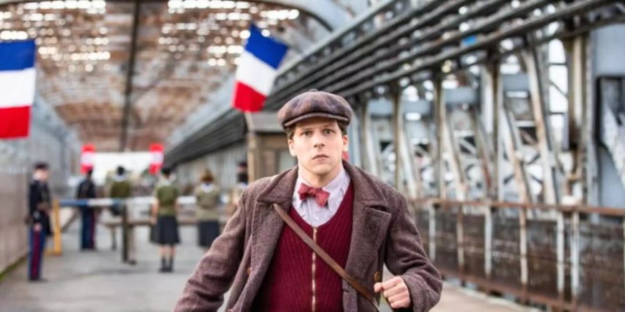 Jesse Eisenberg als Marcel Marceau in einer Szene des Films "Resistance - Widerstand". Foto: -/Warner Bros. Entertainment/dpa