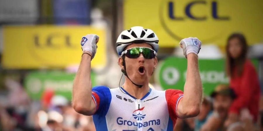 Arnaud Démare aus Frankreich feiert seinen Sieg. Foto: Guillaume Souvant/AFP/dpa