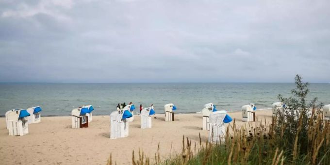 Urlauber mit einer Ostseecard können ab 2022 kostenlos den Nahverkehr in Schleswig-Holstein nutzen. Timmendorfer Strand ist einer der teilnehmenden Orte an dem Modellprojekt. Foto: Christian Charisius/dpa/Archiv Urlauber mit einer Ostseecard können ab 2022 kostenlos den Nahverkehr in Schleswig-Holstein nutzen. Timmendorfer Strand ist einer der teilnehmenden Orte an dem Modellprojekt. Foto: Christian Charisius/dpa/Archiv