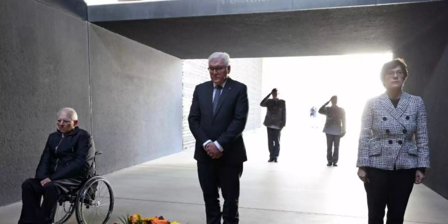 Bundestagspräsident Wolfgang Schäuble (l-r), Bundespräsident Frank-Walter Steinmeier und Bundesverteidigungsministerin Annegret Kramp-Karrenbauer (CDU) gedenken der 59 in Afghanistan gefallenenen Einsatzkräfte. Foto: Sebastian Wilke/Bundeswehr/BMVGg/dpa