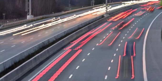 Die Lichter der Autos sind auf der Autobahn A7 in Richtung Norden zu sehen. Foto: Carsten Rehder/dpa Die Lichter der Autos sind auf der Autobahn A7 in Richtung Norden zu sehen. Foto: Carsten Rehder/dpa