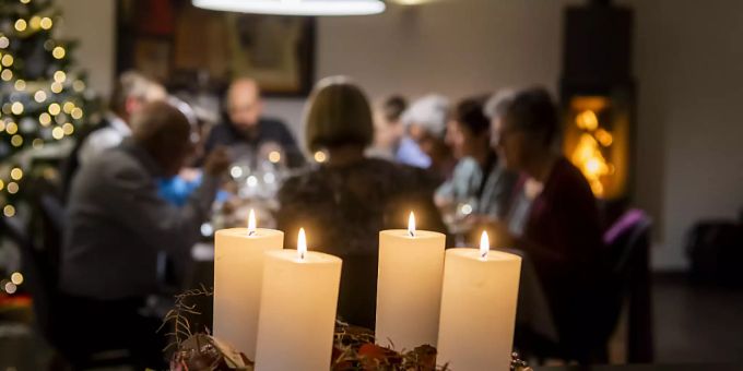 Beim Pilotprojekt Weihnachtstische von Pro Senectute Waadt beherbergen Freiwillige während der Festtage einen oder mehrere Senioren. Beim Pilotprojekt Weihnachtstische von Pro Senectute Waadt beherbergen Freiwillige während der Festtage einen oder mehrere Senioren.