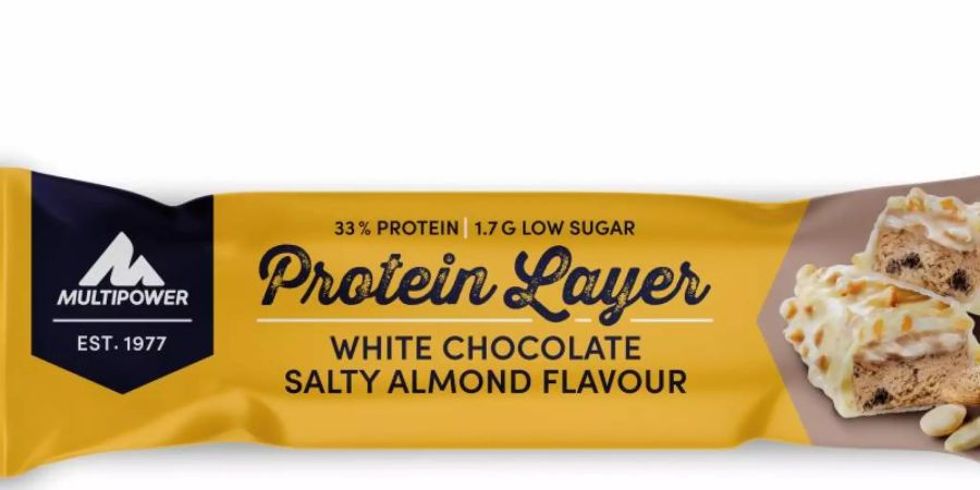 Der «Multipower Protein Layer White Chocolate Salty Almond» könnte Spuren von Erdnüssen enthalten. Betroffen sind Riegel mit den Chargennummern 23778, 25259 und 26114. Foto: Multipower/lebensmittelwarnung.de/dpa-infocom