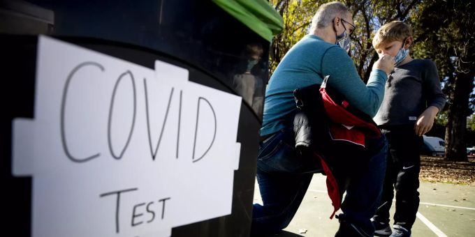 Ein Mann führt bei einem Kind einen Test auf Covid-19 aus. Coronavirus Pandemic in Los Angeles