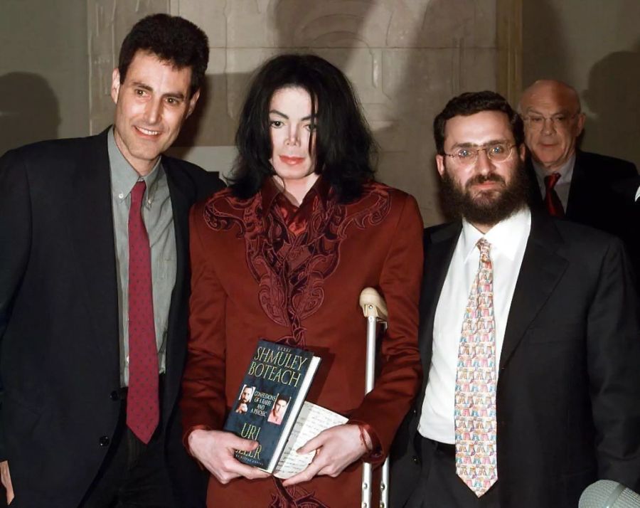 Uri Geller (links) und Michael Jackson im Jahr 2001.