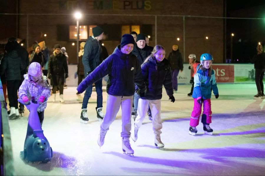 Montag bis Samstag ist das Eisfeld bis 21.45 Uhr geöffnet. So sind schöne Winterabende garantiert.