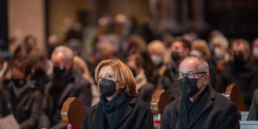 Ministerpräsidentin Malu Dreyer und Ehemann Klaus Jensen in der Hohen Domkirche Trier beim Gedenkgottesdienst für die Opfer der Amokfahrt. Foto: Harald Tittel/dpa