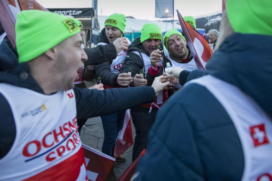 Vor Ort trinken die Ski-Fans auch gerne einen über den Durst.