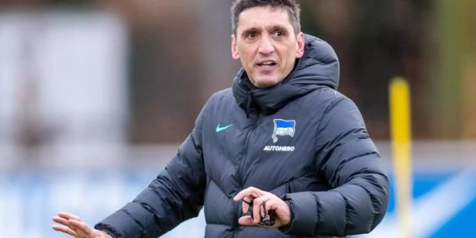 Herthas neuer Trainer Tayfun Korkut leitet die Spieler bei seinem ersten Training nach dem Amtsantritt an. Foto: Andreas Gora/dpa Herthas neuer Trainer Tayfun Korkut leitet die Spieler bei seinem ersten Training nach dem Amtsantritt an. Foto: Andreas Gora/dpa