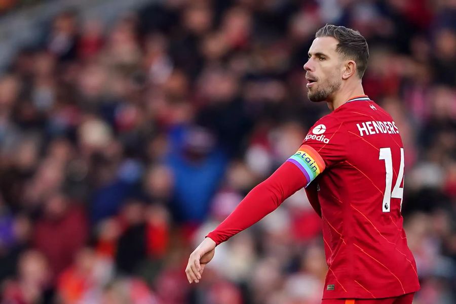 Liverpool-Captain Jordan Henderson trägt die Regenbogen-Binde.