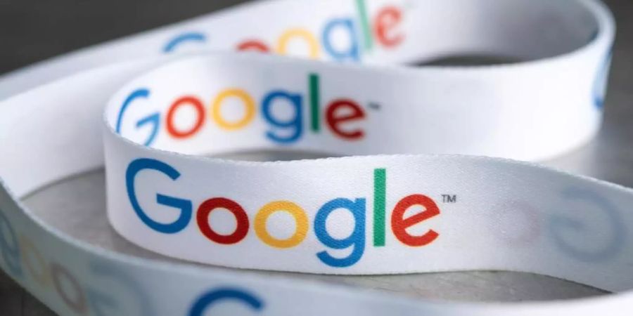 Ein Schlüsselband mit dem Google-Logo liegt bei der Vorstellung des Investitionsplans für Google Deutschland in der Hauptstadtrepräsentanz von Google. Foto: Bernd von Jutrczenka/dpa