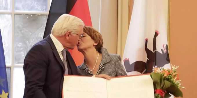 Kuss für den Bundespräsidenten: Frank-Walter Steinmeier und seine Frau Elke Büdenbender im Roten Rathaus. Foto: Sven Darmer/dpa Kuss für den Bundespräsidenten: Frank-Walter Steinmeier und seine Frau Elke Büdenbender im Roten Rathaus. Foto: Sven Darmer/dpa