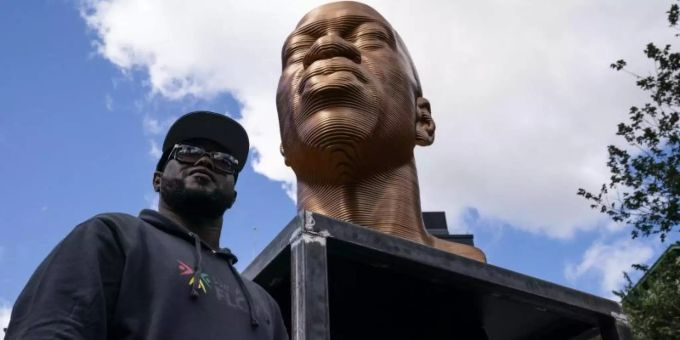 Terrence Floyd neben der Skulptur seines Bruders George Floyd. Foto: John Minchillo/AP/dpa george floyd