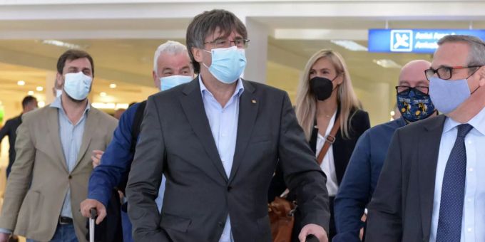 Der frühere katalanische Regierungschef Carles Puigdemont ist am Montag auf Sardinien eingetroffen. Puigdemont