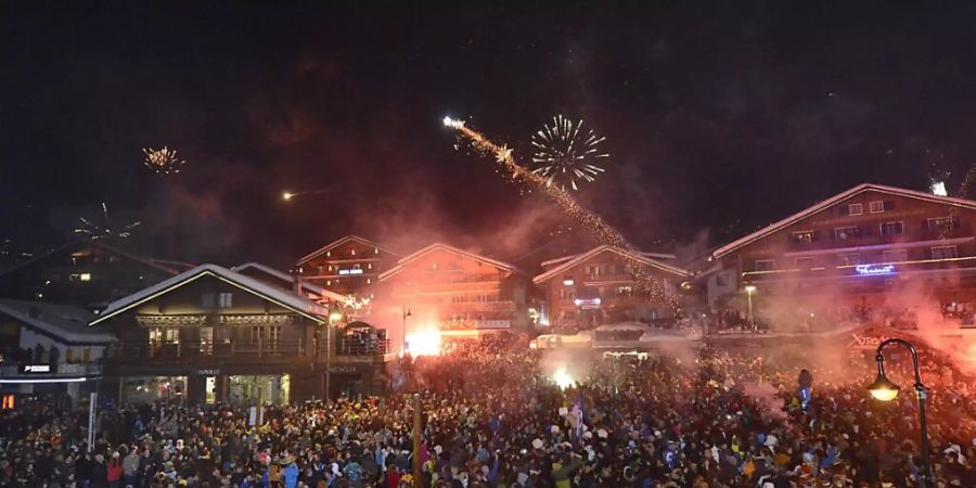 Im Zentrum der Walliser Tourismusdestination Verbier soll es in der diesjährigen Silvesternacht nicht zu grossen Ansammlungen von feiernden Menschen kommen wie in Zeiten vor Corona. (Archivbild)