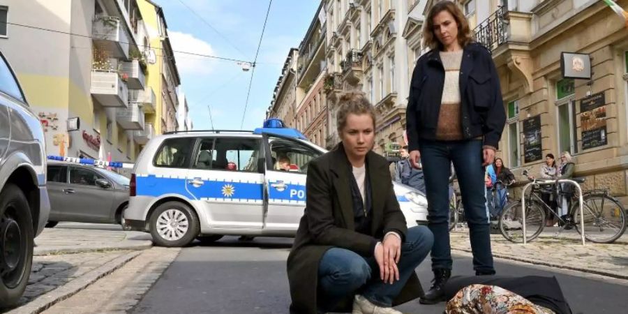 Anna Schneider (Milena Tscharntke) ist auf offener Strasse tot zusammengebrochen, das untersuchen Leo Winkler (Cornelia Gröschel, l) und Karin Gorniak (Karin Hanczewski). Foto: Hardy Spitz/MDR/MadeFor/ARD/dpa