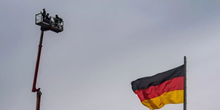 Deutsche Flagge auf dem Bundestag.