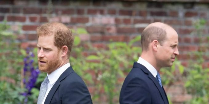 Prinz William und Prinz Harry bei der Enthüllung einer Diana-Statue im Sommer im Kensington Palast. Prinz William und Prinz Harry bei der Enthüllung einer Diana-Statue im Sommer im Kensington Palast.