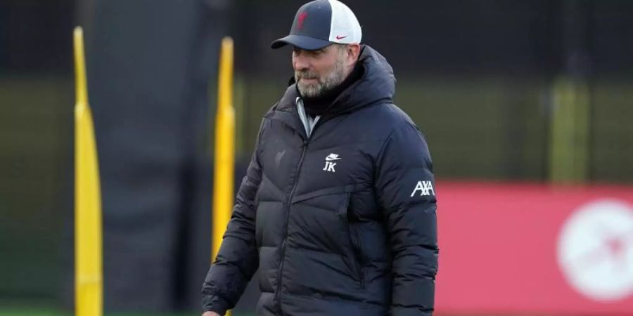 Jürgen Klopp, Trainer des FC Liverpool, steht während einer Trainingseinheit auf dem Rasen. Foto: Martin Rickett/PA Wire/dpa