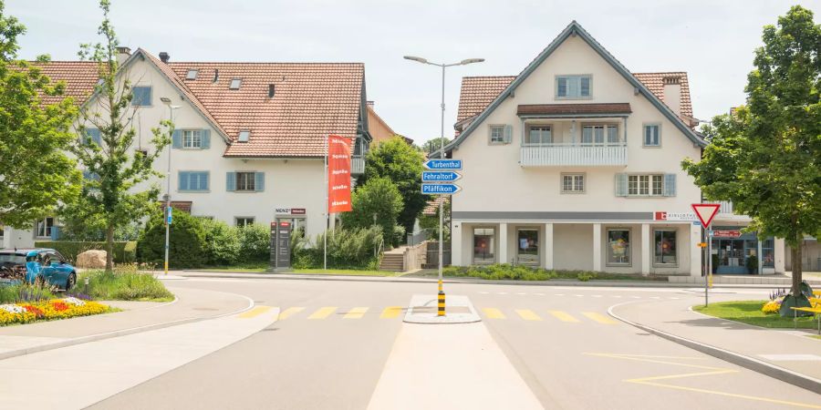 Blick von der Kirchgasse in die Madetswilerstrasse in Russikon (ZH).