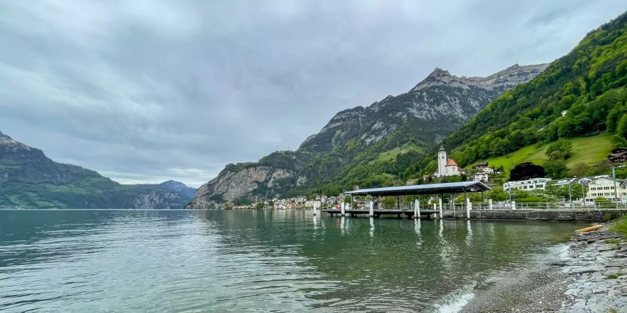 Ausblick auf den Vierwaldstättersee und Flüelen.