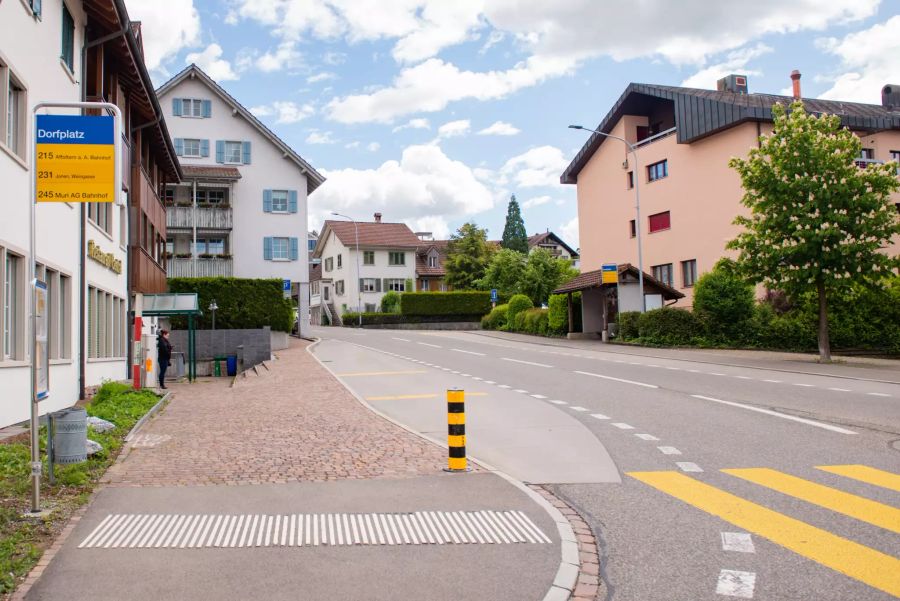 Bushaltestelle Dorfplatz in Oberlunkhofen im Kanton Aargau.