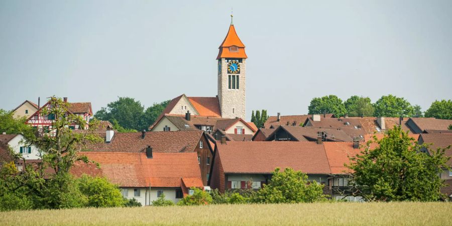 Blick auf die Gemeinde Brütten (ZH) und die reformierte Kirche.