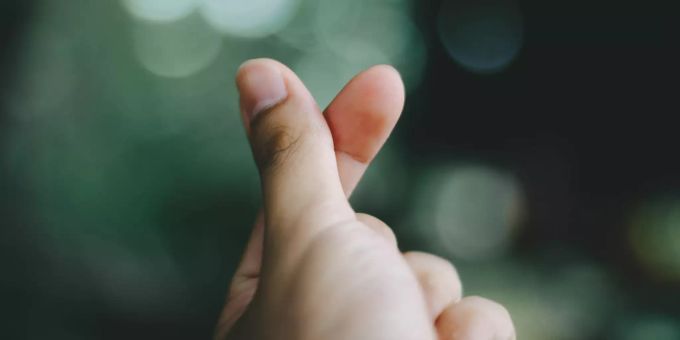 Eine Person schnippt mit den Fingern. Physik