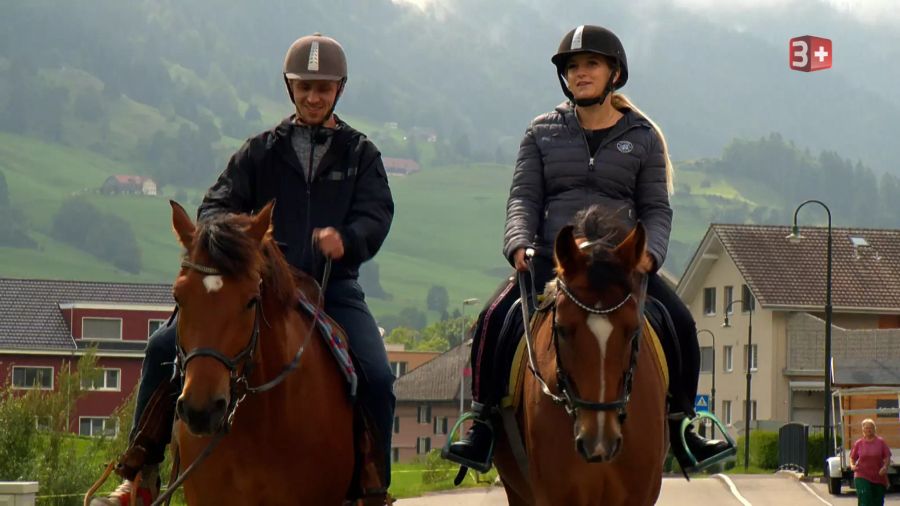 Bauer Gabriel und Hofdame Jessica beim Ausritt.