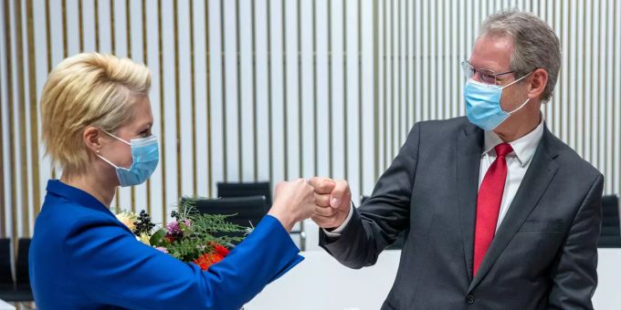 Manuela Schwesig (SPD, l), die wiedergewählte Ministerpräsidentin von Mecklenburg-Vorpommern, nimmt im Landtag die Glückwünsche von Thomas Krüger, dem Fraktionsvorsitzenden der SPD entgegen. Manuela Schwesig