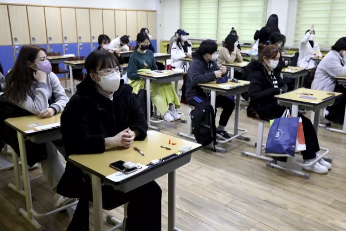 Schüler warten auf den Beginn der Prüfung. seoul