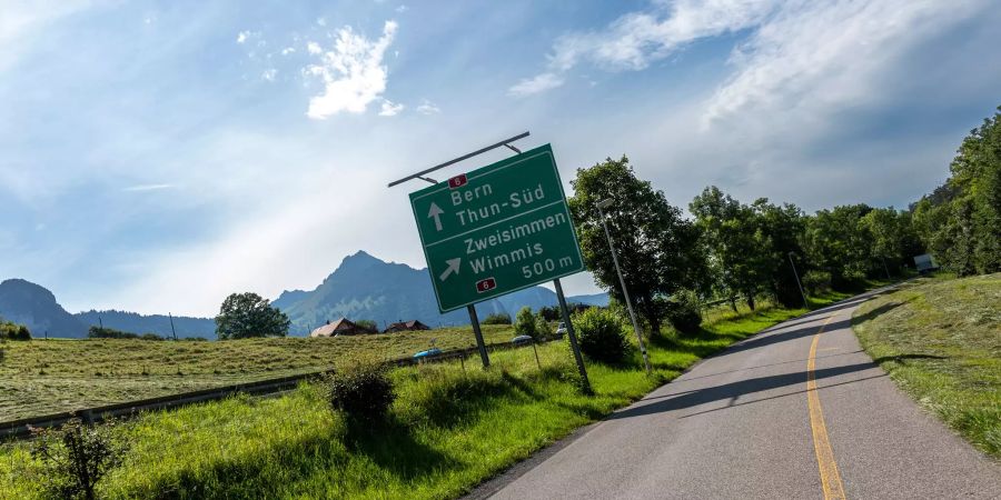 Autobahnausfahrt an der A6 ins Simmental und nach Wimmis.