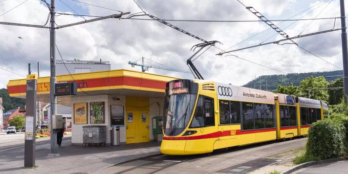 Die Tramlinie 11 in Aesch (BL). Die Tramlinie 11 in Aesch (BL).