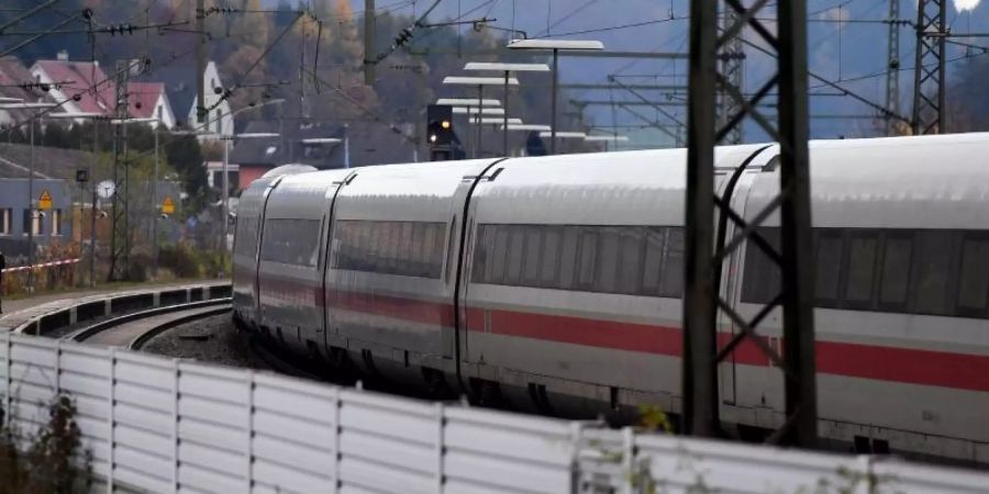 Nach der Messerattacke im ICE steht der Schnellzug in Seubersdorf. Drei Menschen sind schwer verletzt worden. Foto: Angelika Warmuth/dpa