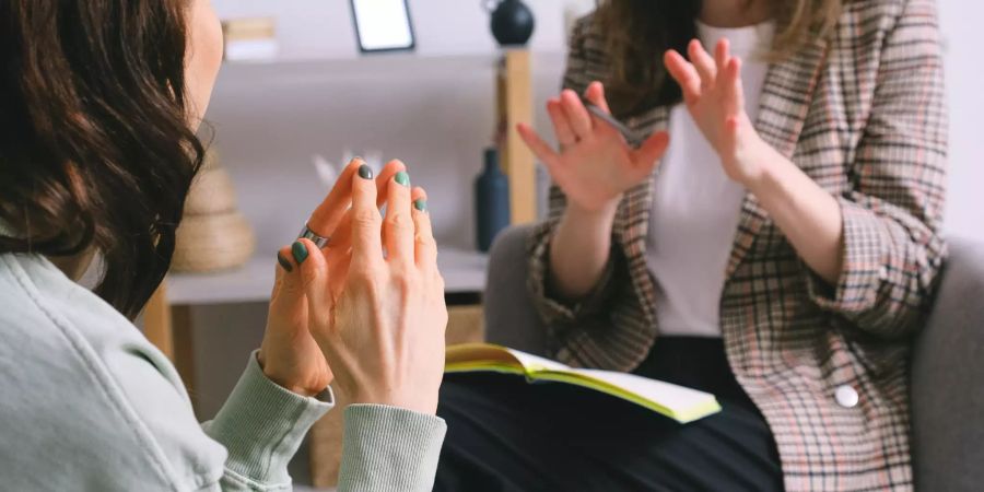 erhobene Hände von Frauen in Diskussion