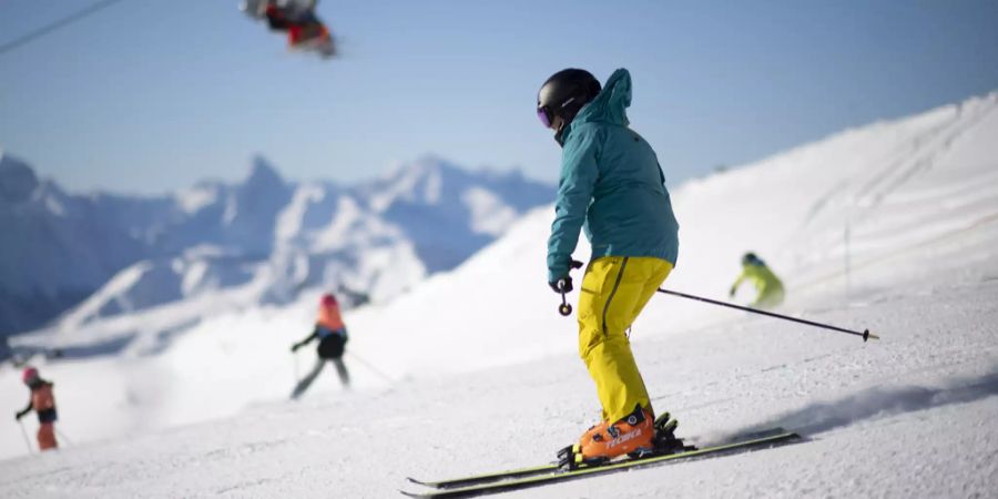 Ein Skifahrer, aufgenommen zum Start der Ski Vorsaison auf Parsenn, am Samstag, 6. November 2021, in Davos.