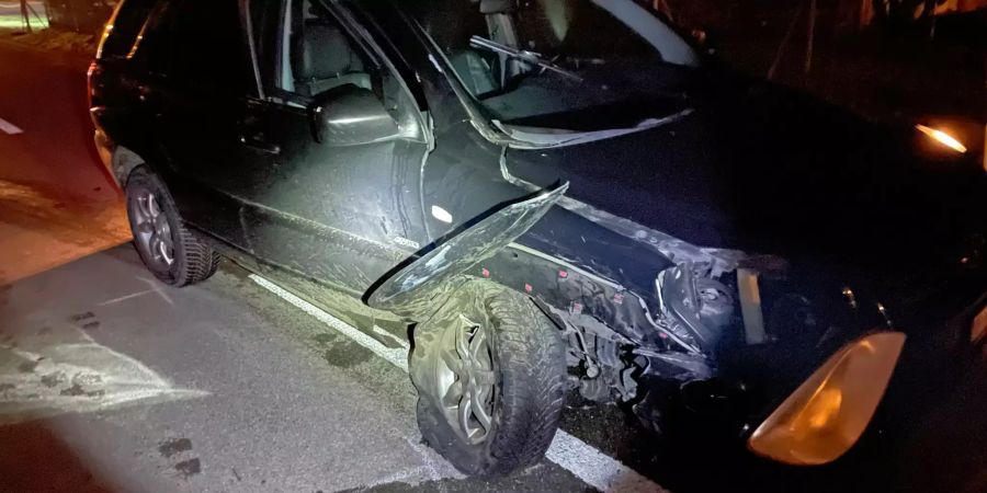Der Unfallverursacher liess das Auto nach der Kollision stehen.