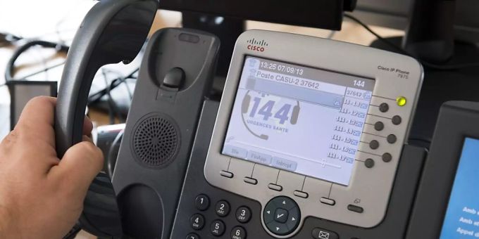 Im Kanton Waadt funktioniert der Telefondienst der Bereitschaftsärzte in den Nächten vom 24. bis 26. Dezember nur reduziert. Grund ist nach Angaben des Kantons ein Personalmangel. (Archivbild) Im Kanton Waadt funktioniert der Telefondienst der Bereitschaftsärzte in den Nächten vom 24. bis 26. Dezember nur reduziert. Grund ist nach Angaben des Kantons ein Personalmangel. (Archivbild)