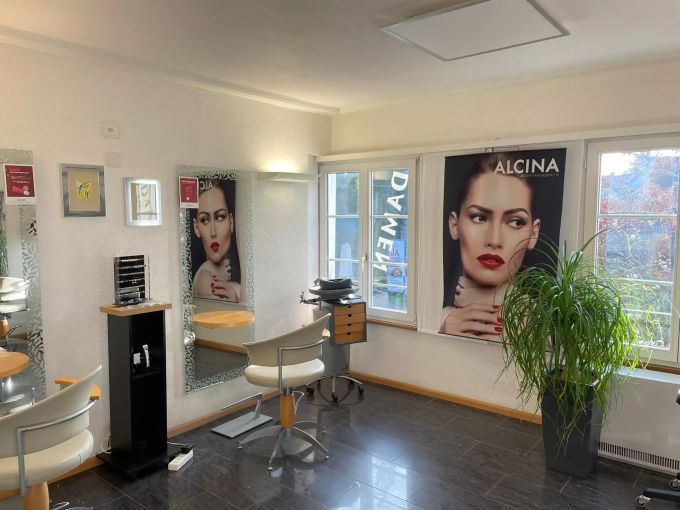 Die Frauen können sich im modernen Salon im 1. Stock verwöhnen lassen. Coiffure Activ Allschwil