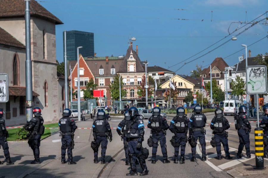 Polizisten vor einer Corona-Demo in Basel Anfang Oktober. Auch die städtischen Polizisten bleiben ihrem Arbeitgeber trotz Zusatzbelastung treu.