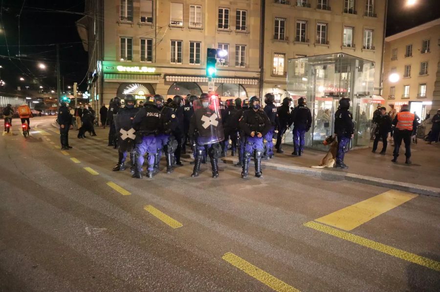 Die Polizei hat die Demonstranten schnell eingekesselt.