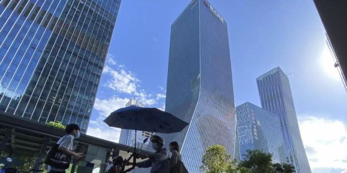 Passanten laufen in der Nähe des Hauptsitzes des Immobilienentwicklers Evergrande Group vorbei. Foto: Ng Han Guan/AP/dpa Passanten laufen in der Nähe des Hauptsitzes des Immobilienentwicklers Evergrande Group vorbei. Foto: Ng Han Guan/AP/dpa