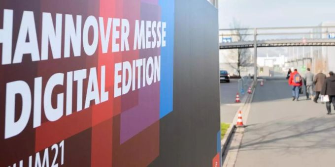 Schilder weisen auf dem Messegelände auf die digitale Version der Hannover Messe hin. Die weltgrösste Industrieschau hatte 2021 nur als Digitalformat laufen können. Foto: Julian Stratenschulte/dpa Schilder weisen auf dem Messegelände auf die digitale Version der Hannover Messe hin. Die weltgrösste Industrieschau hatte 2021 nur als Digitalformat laufen können. Foto: Julian Stratenschulte/dpa