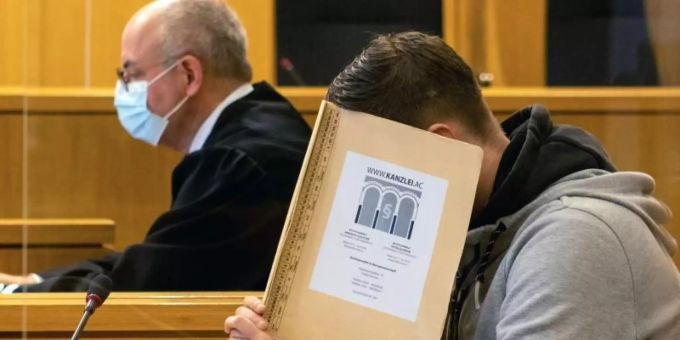 Der 22-jährige Angeklagte im Gericht. Foto: Ralf Roeger/dpa Der 22-jährige Angeklagte im Gericht. Foto: Ralf Roeger/dpa