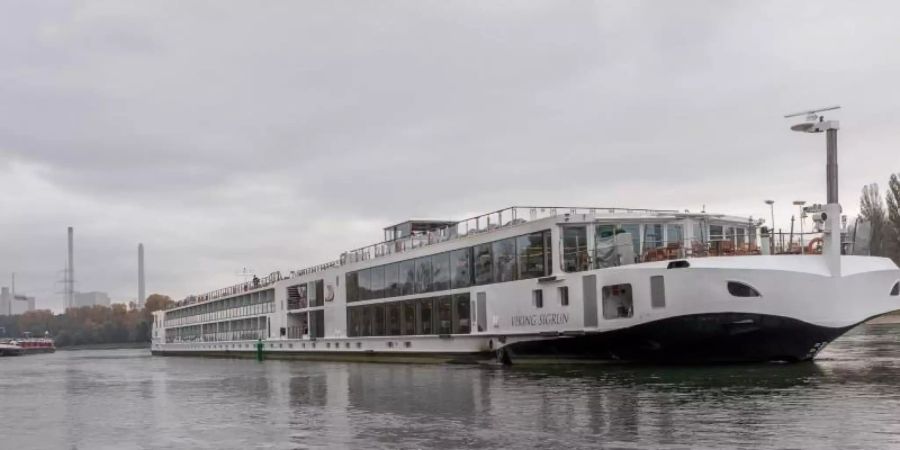 Ein Fahrgastkabinenschiff mit etwa 90 Passagieren an Bord liegt auf dem Rhein fest. Foto: Aaron Klewer/Einsatz-Report24/dpa