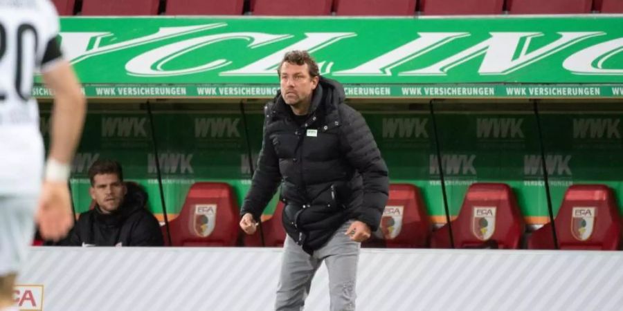 Augsburgs Trainer Markus Weinzierl muss den coronabedingten Ausfall von Felix Uduokhai verkraften. Foto: Matthias Balk/dpa